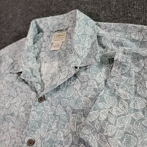 L.L. Bean Men's Shirt Large Blue Seashell Print Short Sleeve Button Front Cotton